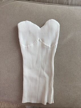 DISSH White Ribbed Strapless Sweetheart Top